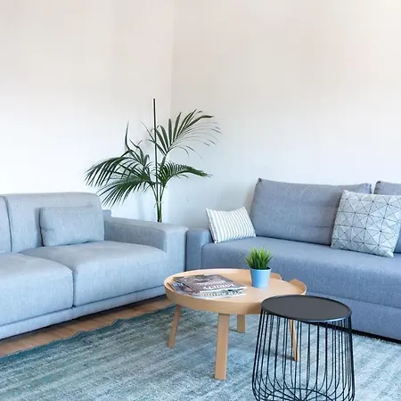 Plum Guide - Berthelot Apartment Barcelona